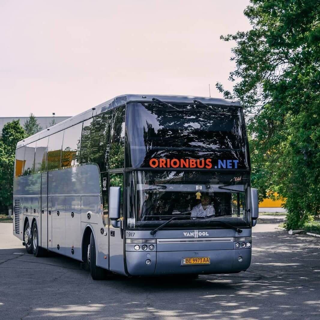 Фірмовий автобус Оріон Авто перед виїздом у міжнародний рейс з України до країн Європи.