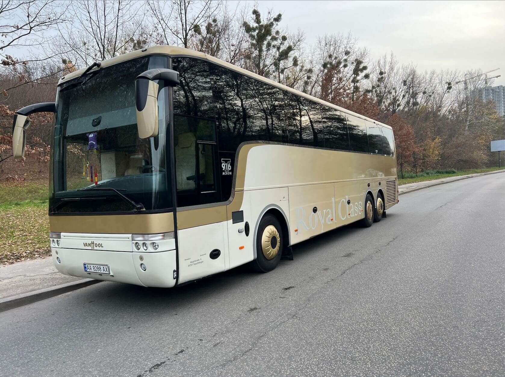Автобус Prosto Bus Plus зовні — сучасний транспорт перевізника для пасажирських поїздок