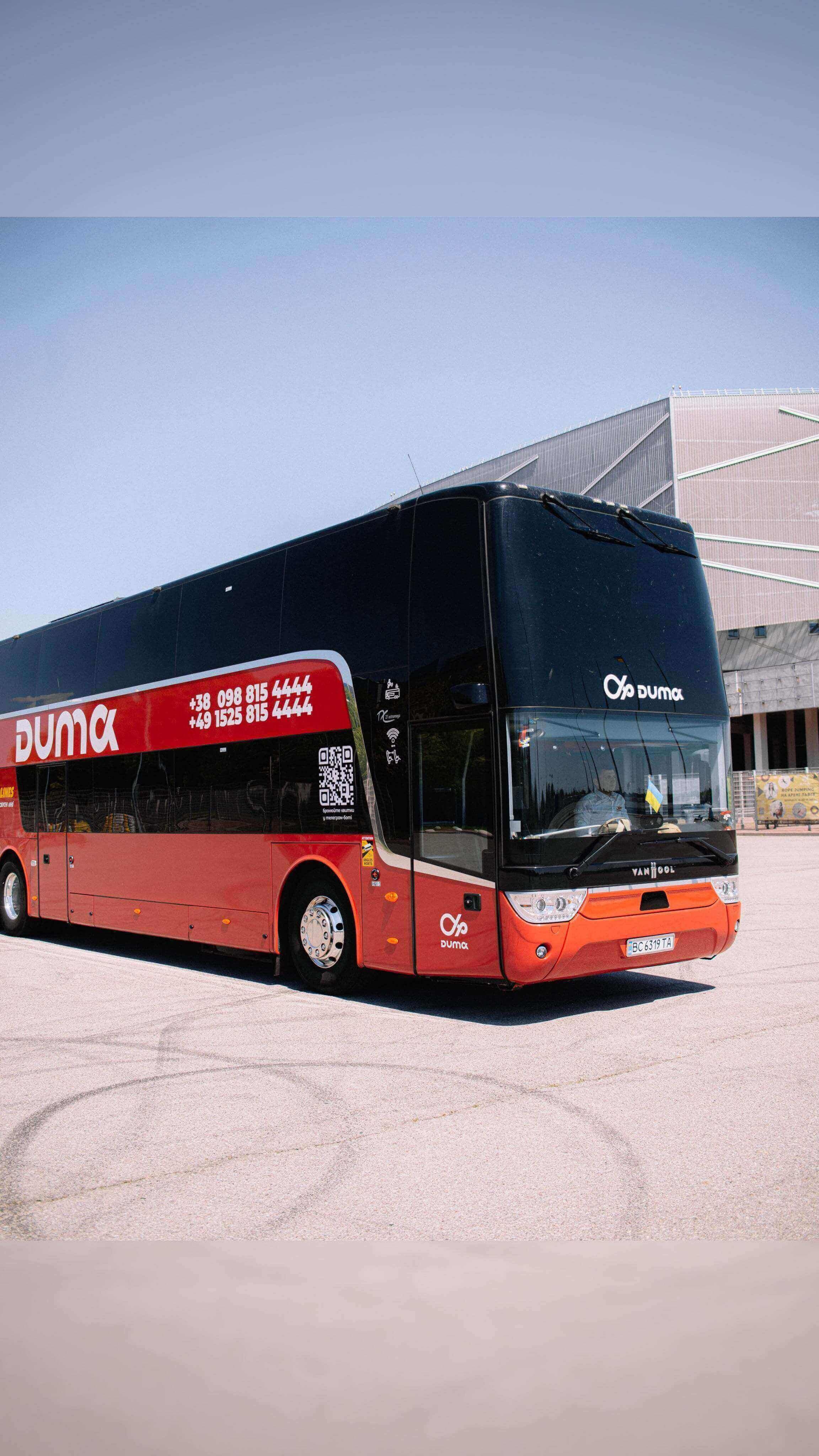 Брендований автобус Іст Вест Євролайнс на стоянці перед відправленням міжнародного рейсу до країн Європейського Союзу