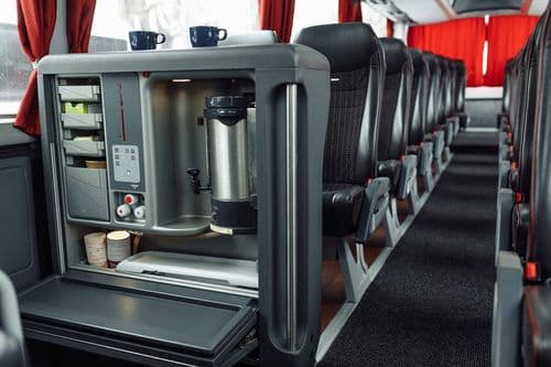Вбудована станція для приготування чаю та кави в салоні VIP-автобуса MAN Lion’s Coach перевізника TransTempo — преміальний сервіс та комфорт на рейсах atatickets.com.