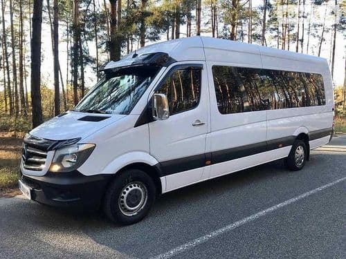 Автобус BTA BUS для далеких міжнародних поїздок із комфортним салоном, кондиціонуванням та місцями для пасажирів.