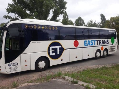 Транспорт перевізника BTA BUS перед початком посадки пасажирів на міжнародний автобусний рейс до Європи.