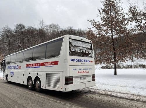 Автобус Prosto Bus Plus на міській вулиці під час виконання регулярного пасажирського рейсу