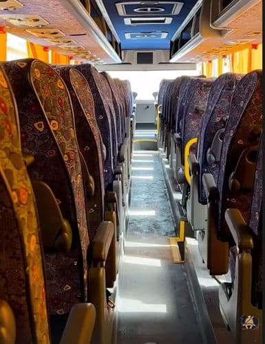 Салон автобуса My Way із зручними пасажирськими кріслами та простором між рядами