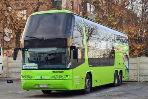 Фірмовий автобус LIKEBUS готується до виконання регулярного міжнародного рейсу.