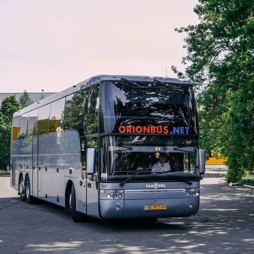 Фірмовий автобус Оріон Авто перед виїздом у міжнародний рейс з України до країн Європи.