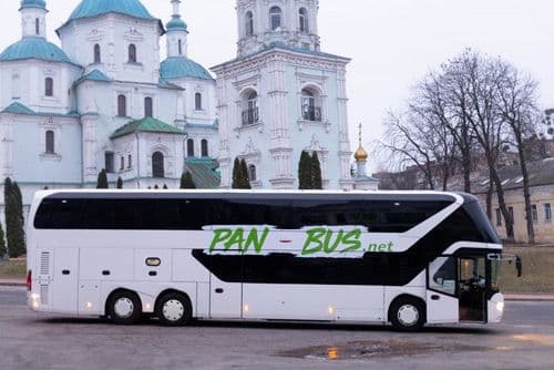 Автобус PAN-BUS на міській площі, туристичний міжміський автобус перевізника перед виконанням рейсу.