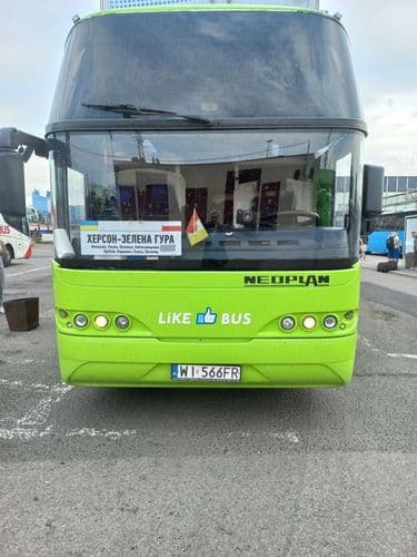 Пасажирський автобус LIKEBUS на платформі автовокзалу перед рейсом до країн Європи.