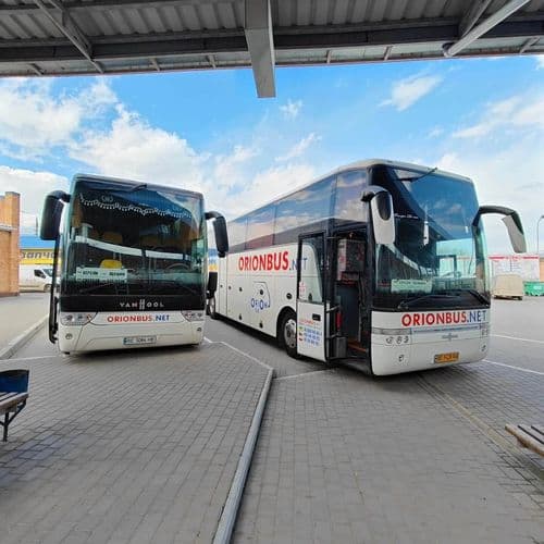 Міжнародний автобус Оріон Авто на посадці пасажирів перед відправленням за кордон.