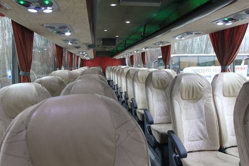 Салон автобуса Prosto Bus Plus із пасажирськими сидіннями та достатнім простором між рядами