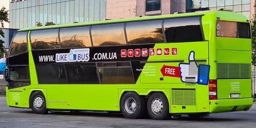 Автобус LIKEBUS біля автостанції перед виїздом за європейським напрямком.