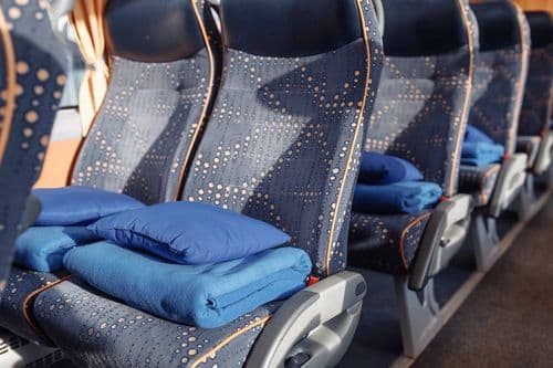 Безкоштовні індивідуальні пледи та подушки на сидіннях автобуса TransTempo для комфортного сну пасажирів на atatickets.com.