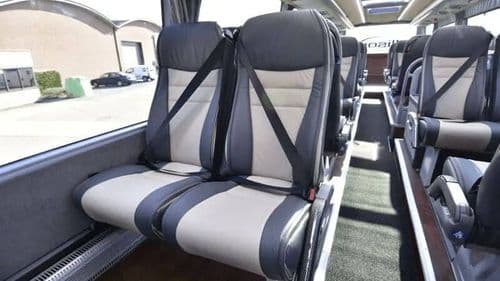 Пасажирський автобус Prosto Bus Plus на дорозі під час виконання рейсу