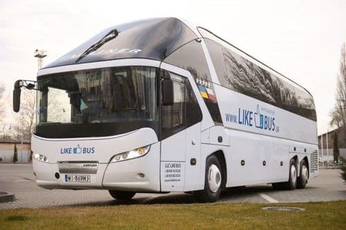 Міжнародний автобус LIKEBUS очікує початку посадки пасажирів перед відправленням.