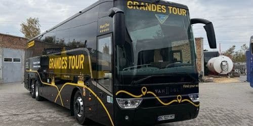Двоповерховий автобус Grandes Tour VanHool Royal Class чорно-золотого кольору — міжнародні рейси з України до Іспанії та Німеччини