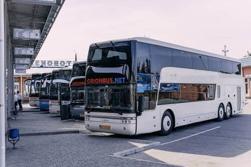 Автобус Оріон Авто біля автостанції перед рейсом до європейських міст.