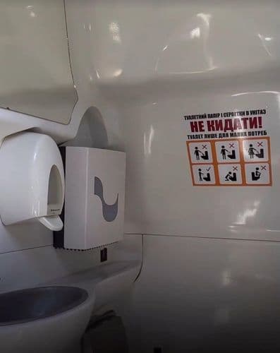 Обладнана вбиральня в автобусі BTA BUS, що забезпечує додатковий комфорт під час міжнародних автобусних рейсів.