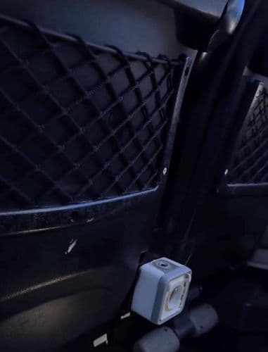 Розетки 220V біля пасажирських місць у автобусі BTA BUS — зручне заряджання мобільних пристроїв під час міжнародних поїздок з atatickets.com.