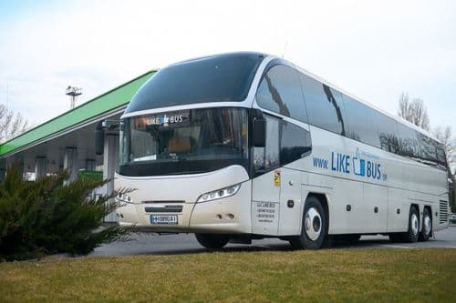 Автобус LIKEBUS перед посадкою пасажирів на міжнародний маршрут з України до Європи.