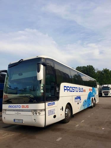 Передня частина автобуса Prosto Bus Plus із фірмовим оформленням перевізника