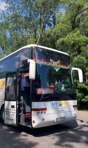 Пасажирський автобус My Way на автобусній стоянці