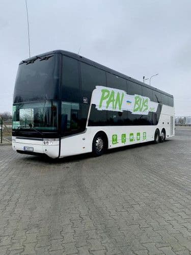 Двоповерховий автобус PAN-BUS на стоянці, сучасний міжміський автобус для міжнародних пасажирських перевезень.