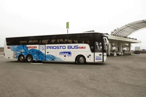 Автобус Prosto Bus Plus на автобусній стоянці перед початком рейсу