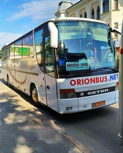 Автобус Оріон Авто на зупинці перед стартом маршруту за кордон.
