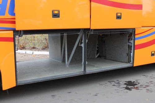 Місткі та чисті багажні відділення автобуса TransTempo, підготовлені для безпечного перевезення валіз пасажирів на далекі відстані з atatickets.com.