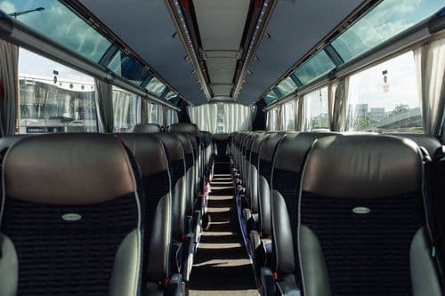 Інтер'єр 5-зіркового лайнера ТрансТемпо: 50 місць, панорамне скління та клімат-контроль для комфортних поїздок з atatickets.com.