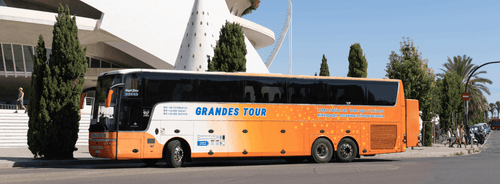 Автобус Grandes Tour Royal Class біля Палацу мистецтв у Валенсії — міжнародні пасажирські перевезення з України