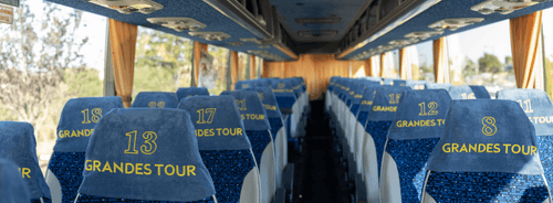 Просторий салон автобуса Grandes Tour з пронумерованими місцями — комфортні міжнародні рейси з України до Європи