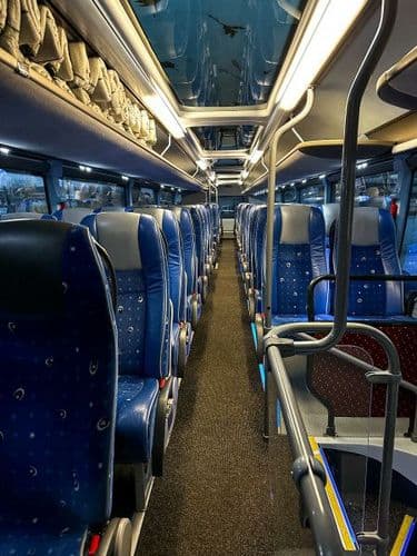 Салон автобуса PAN-BUS з комфортабельними пасажирськими сидіннями, просторий інтер’єр міжміського автобуса для міжнародних рейсів.