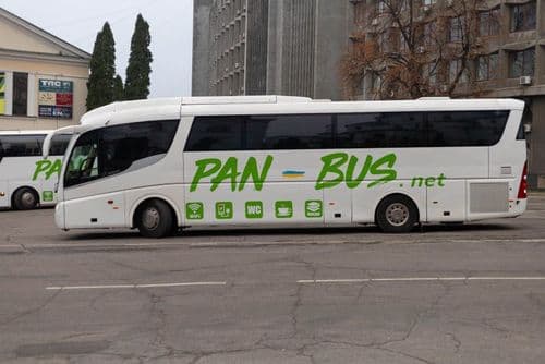 Автобус PAN-BUS біля автовокзалу, сучасний міжміський автобус із позначеними зручностями для пасажирів.