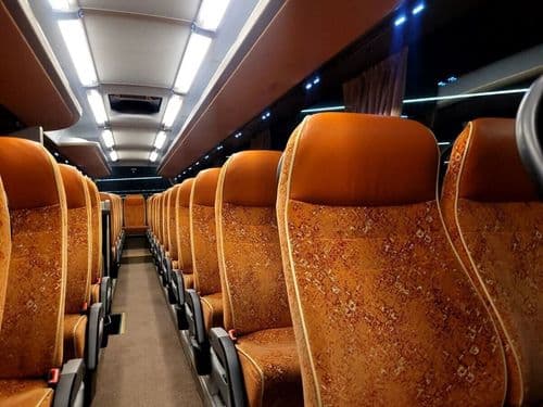 Інтер’єр автобуса ПАН-БУС з м’якими пасажирськими сидіннями та підсвіткою салону, охайний міжміський автобус, розрахований на комфортну тривалу поїздку.