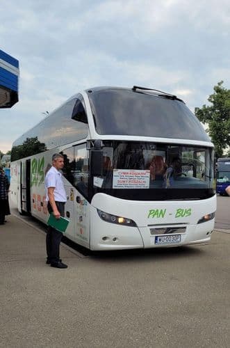 Автобус перевізника PAN-BUS перед виїздом на маршрут, сучасний двоповерховий міжміський автобус із водієм поруч, підготовлений до міжнародного рейсу.