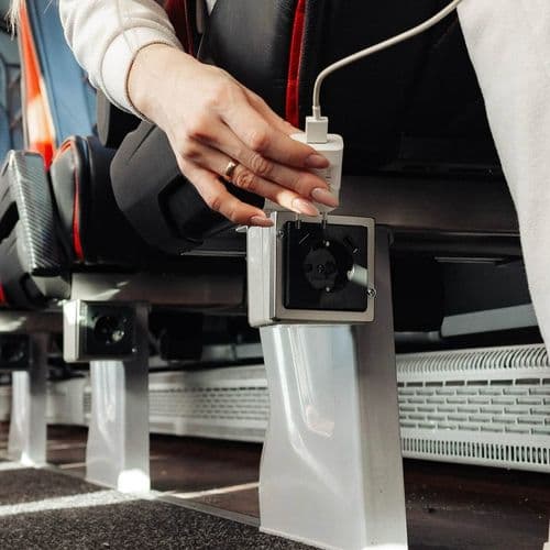 Розетка 220V у салоні автобуса EWE для заряджання пристроїв під час міжнародного рейсу Україна – Європа