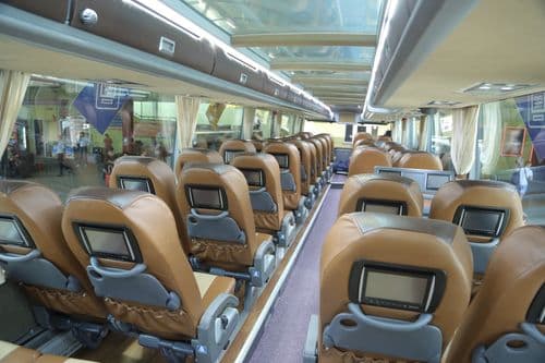 Комфортабельний салон автобуса EWE з мультимедійними екранами для міжнародних рейсів Україна – Європа