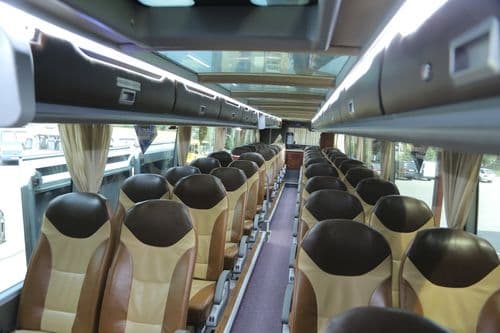 Салон автобуса Іст Вест Євролайнс із зручними сидіннями для міжнародних рейсів з України до Польщі та ЄС