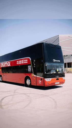 Брендований автобус Іст Вест Євролайнс на стоянці перед відправленням міжнародного рейсу до країн Європейського Союзу