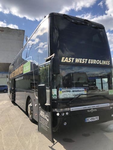 Міжнародний автобус Duma та East West Eurolines на рейсі з України до Польщі та Німеччини біля автовокзалу