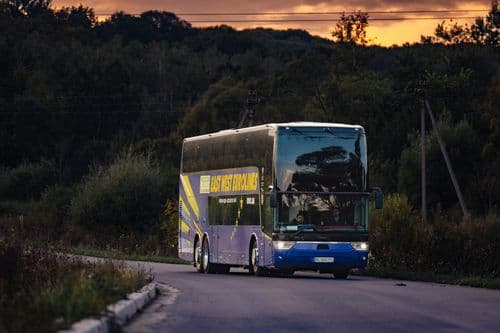 Туристичний автобус EWE на заміському маршруті з України до країн ЄС під час вечірньої поїздки