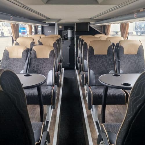 Автобус Одрі з комфортними кріслами та столами в автобусі