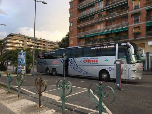 Автобус Одрі на зупинці в місті