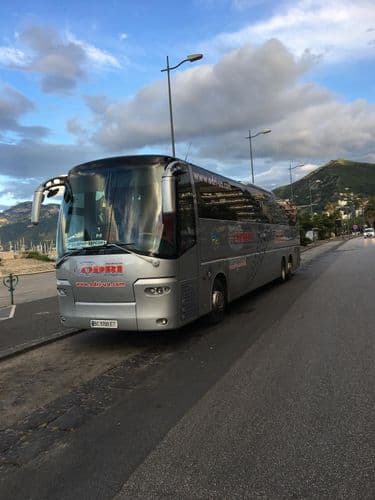 Пасажирський автобус ODRI на зупинці перед рейсом