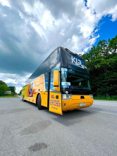 Автобус перевізника KLR Bus на стоянці перед посадкою пасажирів