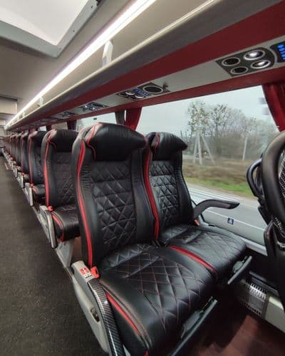 Просторий салон автобуса KLR Bus з м’якими кріслами та кондиціонером