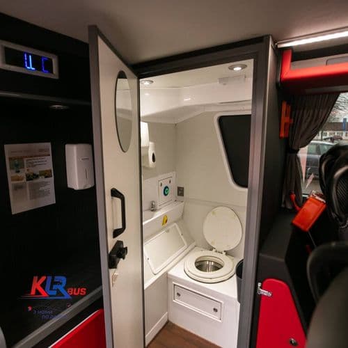 Чистий туалет в автобусі KLR Bus для комфорту пасажирів у дорозі
