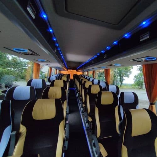 Зручний салон KLR Bus з регульованими сидіннями для тривалих поїздок Європою