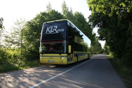 Автобус KLR Bus очікує пасажирів на платформі перед виїздом за кордон